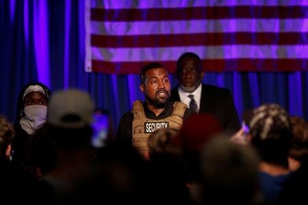 米大統領選に立候補していた人気ラッパーのカニエ・ウェスト氏は３日、自身に１票を投じた。写真は、２０２０年７月１９日に開催された選挙イベントでのカニエ氏。（２０２０年　ロイター／Randall Hill）