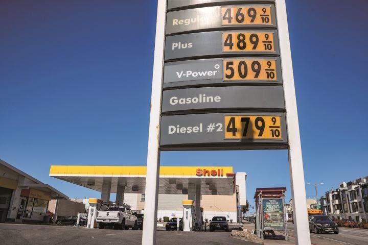 ガソリン価格は昨年よりも1ガロン（約3.8リットル）当たり1ドル以上も上がっている　JUSTIN SULLIVAN/GETTY IMAGES