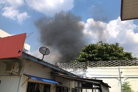 タイ東北部ブリラム県の刑務所で２９日、型コロナウイルスの感染者が発生したとのうわさで受刑者らが所内の食堂に放火するなどの暴動が発生し、数人が脱走した。写真は煙が立ち上る刑務所、提供写真。（２０２０年　ロイター）