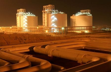 ベセント米財務長官は４日、ＣＮＢＣのインタビューで「原油市場には十分な供給がある。ペルシャ湾岸から離れた海域に数億バレルの原油がある」と述べた。2006年5月27日イランで撮影（２０２６年　ロイター/REUTERS/Morteza Nikoubazl）