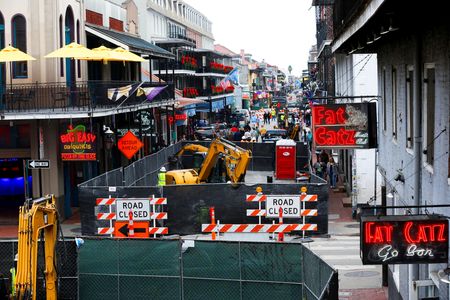 　米ルイジアナ州ニューオーリンズ中心部の繁華街で群衆に車が突入し、１４人の死者、数十人の負傷者を出した今月１日の事件。市当局は今回の事件現場のシミュレーションをしていた。写真は、旧型の車止めを撤去する作業員。１月４日、ニューオーリンズのバーボン・ストリートで撮影（２０２５年　ロイター/Octavio Jones）
