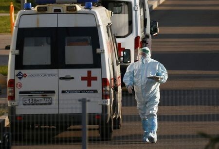 ロシアで１１日に確認された新型コロナウイルス感染による死者は９５７人と、１日当たりとしては２日前に記録された過去最多の９６８人に迫る数字となった。写真は６日、モスクワで撮影（２０２１年　ロイター／Maxim Shemetov）