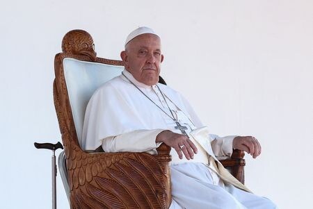 　９月７日、ローマ教皇フランシスコ（８７）は、南太平洋の島しょ国パプアニューギニアを訪れ、持続可能な資源開発、労働者の待遇改善を呼びかけた。写真はパプアニューギニアのポートモレスビーで９日撮影（２０２４　ロイター／Guglielmo Mangiapane）