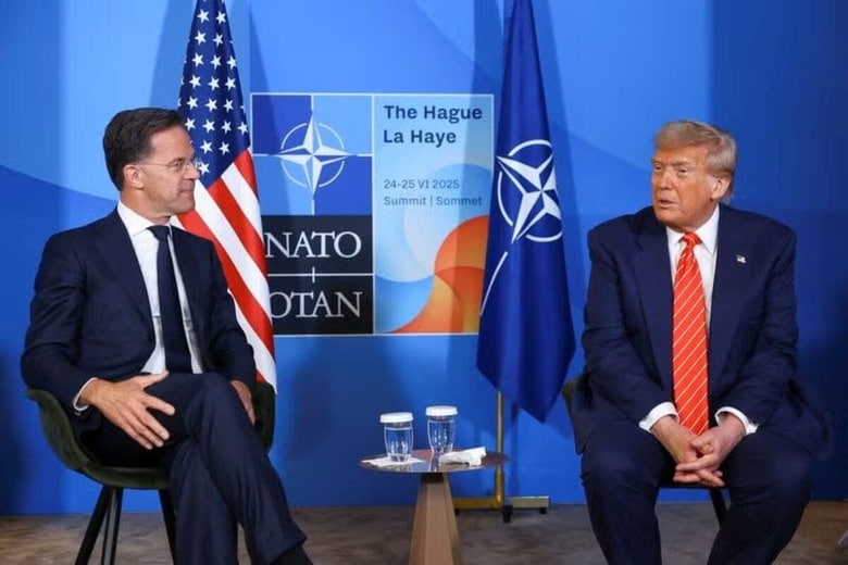 北大西洋条約機構（ＮＡＴＯ）は２５日、オランダのハーグで開いた首脳会議で、２０３５年までに加盟各国の防衛支出を国内総生産（ＧＤＰ）比５％に引き上げる目標を承認した。写真はルッテＮＡＴＯ事務総長とトランプ米大統領。同日撮影（２０２５年　ロイター/Piroschka Van De Wouw）