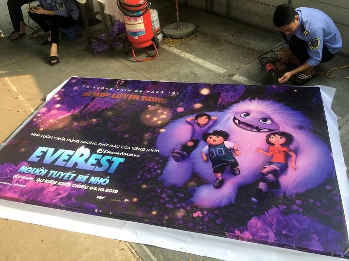 ベトナムでは『エベレスト』のタイトルで公開中だった『アボミナブル』の看板を下ろす（10月14日、ハノイ）　Thinh Nguyen- REUTERS