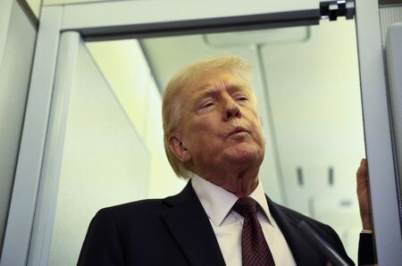 写真はトランプ米大統領。3月15日、大統領専用機内で撮影。REUTERS/Kevin Lamarque