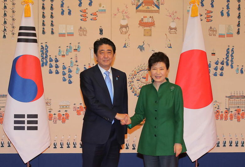 １１月２日、訪韓中の安倍晋三首相は午前、朴槿恵大統領と就任後初めての首脳会談を行った。ソウルで撮影。提供写真（２０１５年　ロイター/Yonhap）