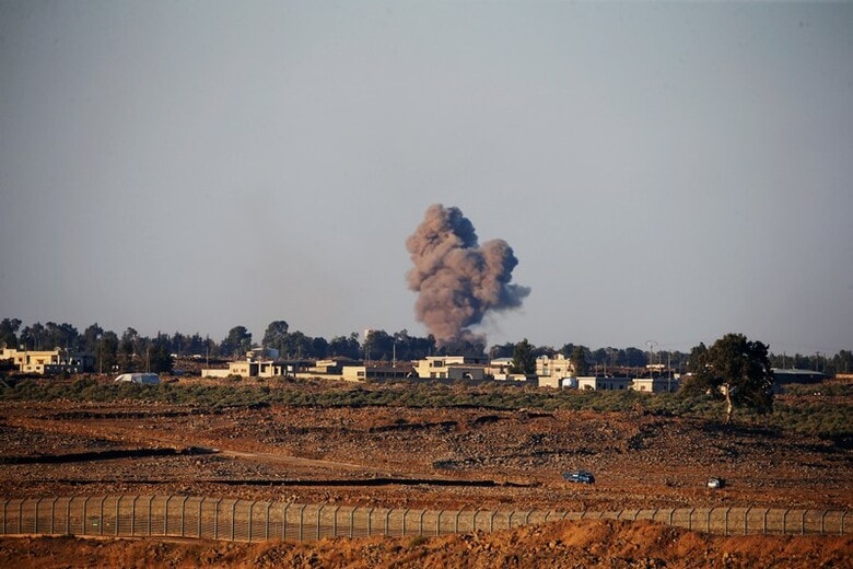 ７月２４日、イスラエル政府は、ゴラン高原上空でイスラエル領空を侵犯したシリアの戦闘機を撃墜したと発表した。イスラエルとシリアの国境で上がる爆炎。２３日イスラエルで撮影(２０１８年　ロイター／Ronen Zvulun)