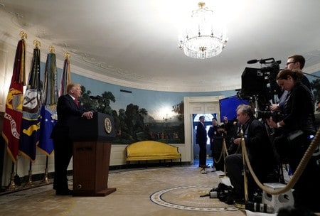 　１０月２８日、米国務省の高官は、過激派組織「イスラム国」（ＩＳ）の最高指導者バグダディ容疑者が米軍の急襲作戦によりシリアで死亡したことを受け、米政府は有志国連合によるＩＳ掃討作戦の強化を望んでいると表明した。２７日の会見で撮影（２０１９年　ロイター/JOSHUA ROBERTS）