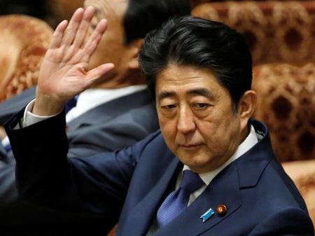 　６月９日、安倍晋三首相（写真）は衆院予算委員会で、２０２０年度２次補正予算案に総額１０兆円と巨額の予備費を積んでいるのは、国会を開かずに済むためではとの指摘に対し、「全く的外れな批判」と反論、新型コロナウイルス感染症による予見し難い経済的な困難に迅速に対応するためだと説明した。写真は都内で２０１７年７月撮影（２０２０年　ロイター／Toru Hanai）