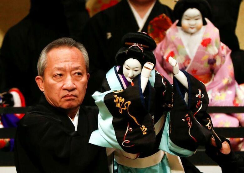 この春、文楽の人形遣いの第一人者の1人して知られる桐竹勘十郎さん(67)を不安が襲った。写真は7日、東京の国立劇場で文楽「嫗山姥(こもちやまんば)」の舞台に立つ桐竹勘十郎さん(2020年　ロイター/Issei Kato)