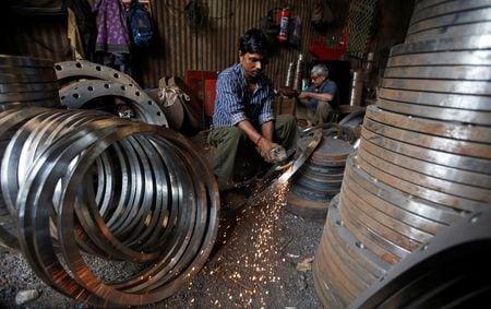　インド統計・計画実施省が１０日発表した１２月の鉱工業生産指数は前年同月比４．３％上昇した。ムンバイの工業地帯で２０１８年３月撮影（２０２３年　ロイター／Francis Mascarenhas）