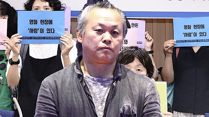 女優A氏に訴えられたキム・ギドク監督（中央）と、後ろはA氏の告訴に関して行われた共同対策委員会の記者会見（フォトコラージュ）　YTN / YouTube