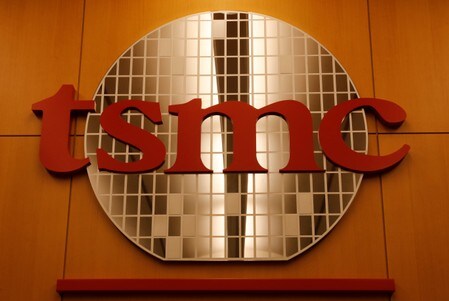 　１０月２８日、半導体受託生産の世界最大手、台湾積体電路製造（ＴＳＭＣ）と同業米グローバル・ファウンドリーズ（ＧＦ）は、特許に関して相互に提起していた訴訟を取り下げることで合意した。写真は昨年８月に台湾のＴＳＭＣ本部で撮影（２０１９年　ロイター／Tyrone Siu）
