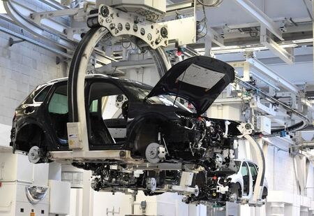 　データ会社ＩＨＳマークイットは１６日、自動車用の半導体不足により、第１・四半期に世界の小型車１００万台近くの生産に影響が出る可能性があるとの見通しを示した。写真はフォルクスワーゲンの工場。２０１９年３月ドイツ・ウォルフスブルクで撮影（２０２１年　ロイター/Fabian Bimmer）