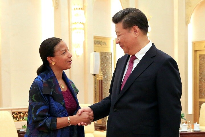 人民大会堂で微笑み合うライス米大統領補佐官と習近平国家主席（7月25日）　How Hwee Young-REUTERS