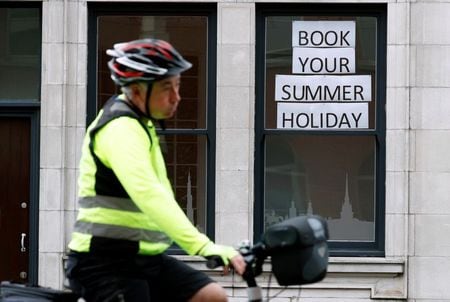 ７月３日、英政府は、新型コロナウイルス対策として導入した入国者の自己隔離措置について、ドイツ、フランス、スペイン、イタリアなどの国々からイングランドを訪れる渡航者を対象に１０日に解除すると発表した。マンチェスターで２日撮影（２０２０年　ロイター/Phil Noble）