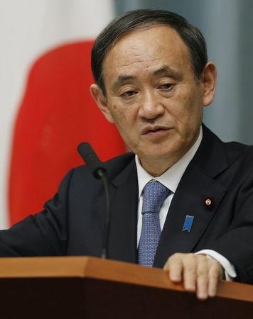 　５月２８日、菅義偉官房長官は午後の会見で、外為市場で円安が進んでいることに関連して、「円安になって厳しくなる方もいるし、そうでない方もいる。両面ある」とし、「為替の変動は常に注視していくのが政府の姿勢だ」と語った。都内で１月撮影（２０１５年　ロイター/Yuya Shino）