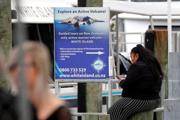 ニュージーランドのホワイト島噴火では、ロイヤル・カリビアン・クルーズ社が所有するクルーズ船の一部乗客が犠牲になった。同社に責任があるかどうかは、噴火が「予見不能」な自然災害かどうかにかかってくる可能性がある。写真は北部ファカタニで13日撮影（2019年　ロイター／Jorge Silva）