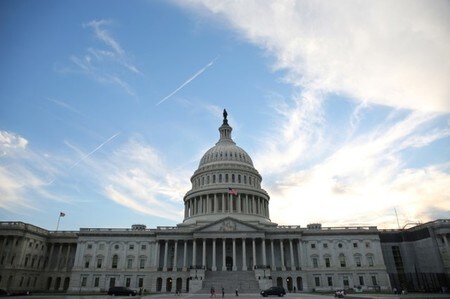 　８月２４日、米有力シンクタンクの超党派政策センター（ＢＰＣ）は連邦債務上限が引き上げられなければ米政府は１０月２日にも一部の支払いができなくなる可能性があるとの報告書を公表した。ワシントンの連邦議会議事堂で５月撮影（２０１７年　ロイター/Zach Gibson）