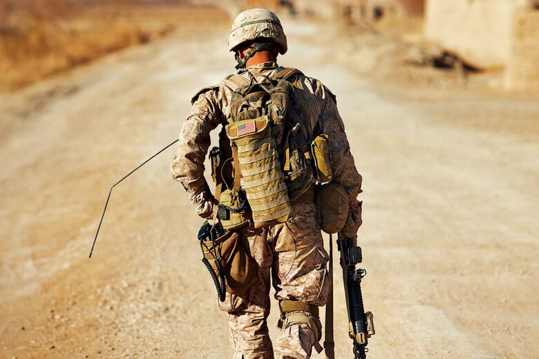 南部ヘルマンド州をパトロールする米海兵隊員　ED DARACK-SCIENCE FACTION/GETTY IMAGES