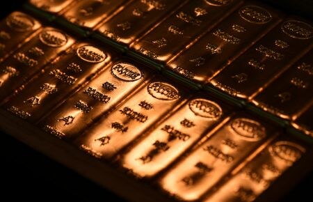 　金現物はアジア時間で１オンス＝３１００ドルを突破し最高値を更新した。トランプ関税を巡る懸念から安全資産の金に資金が向かっている。写真は純度９９．９９％の金のインゴット。ロシアのノボシビルスクで２０２３年９月撮影（２０２５年　ロイター/Alexander Manzyuk）