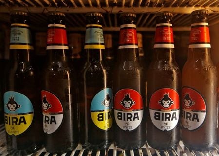 ８月１１日、インドの人気クラフトビール「Bira」のメーカー、Ｂ９ビバレッジズのアンクール・ジャイン最高経営責任者（ＣＥＯ）はロイターとの電話インタビューに応じ、自社株最大２０％の売却に向け国際的なビール醸造会社や投資家と交渉を進めていると明らかにした。　写真はBiraのビール。ムンバイの商店で２０１８年３月撮影（２０２０年　ロイター/Francis Mascarenhas）
