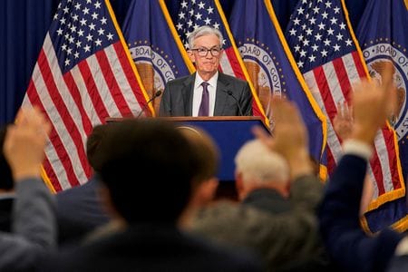 トランプ米大統領は１３日、ガソリンや食品などほぼ全ての物価が下落しているとし、米連邦準備理事会（ＦＲＢ）に対し改めて利下げを要求した。写真は３月撮影のパウエルＦＲＢ議長（２０２５年　ロイター/Nathan Howard）