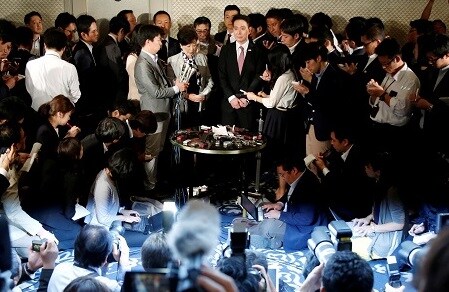 「打倒安倍」掲げて合流した希望の党の小池百合子代表と前原政治民進党代表だが（10月5日）　Issei Kato-REUTERS