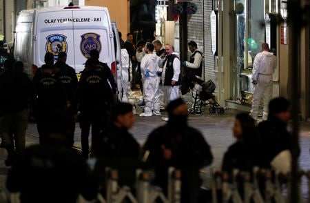 トルコの最大都市イスタンブール中心部で１３日に起きた爆発について、ソイル内相は１４日、爆発物を置いた容疑者が逮捕されたと明らかにした。現場付近で１３日撮影（２０２２年　ロイター／Kemal Aslan）