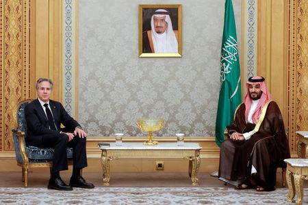 ブリンケン米国務長官は２９日、サウジアラビアの首都リヤドでムハンマド皇太子と会談し、地域における緊張緩和の緊急的な必要性について協議した。（２０２４年　ロイター/Evelyn Hockstein）