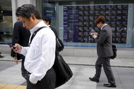 　７月２１日、前場の東京株式市場で、日経平均株価は前営業日比１７５円４９銭高の１万６８５７円３８銭となり、反発した。写真は都内で昨年１０月撮影（２０１６年　ロイター／Toru Hanai）