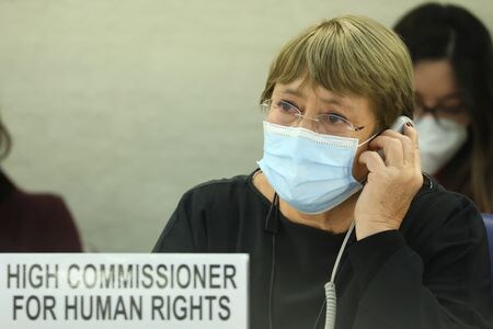５月１０日、国連人権高等弁務官事務所のリズ・スロッセル報道官は、バチェレ国連人権高等弁務官（写真）による訪中について、月内に実現するとの見通しを明らかにした。ジュネーブで３月撮影（２０２２年　ロイター/Denis Balibouse）