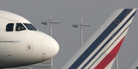　１１月２４日、旅行情報会社フォワードキーズによると、１３０人の犠牲者が出た１３日の同時攻撃後、世界からパリへの新規フライト予約が４分の１以上減少した。写真はシャルル・ドゴール空港で４月撮影（２０１５年　ロイター/Gonzalo Fuentes）