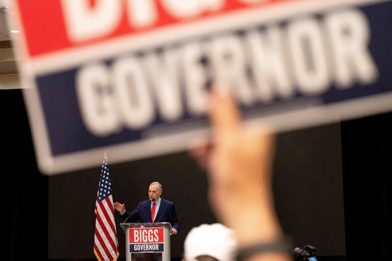 写真は１７日、米アリゾナ州ギルバートで行われた期日前投票最終日の集会で演説する連邦下院議員でアリゾナ州知事選共和党候補のアンディ・ビッグス氏。REUTERS/Rebecca Noble