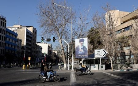 ３月４日、イランの最高指導者ハメネイ師を追悼する看板が掲げられたテヘランの街角。Majid Asgaripour/WANA (West Asia News Agency) via REUTERS