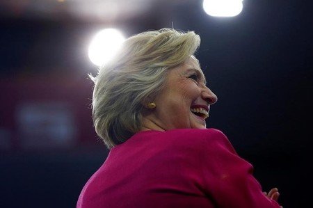 ７月２９日、ロイター／イプソスが実施した最新の世論調査によると、民主党の大統領候補に正式指名されたヒラリー・クリントン氏の支持率が約４１％と、対抗馬の共和党候補ドナルド・トランプ氏（３５％）を６％ポイント上回った。写真はフィラデルフィアの大学で選挙活動をするクリントン氏（２０１６年　ロイター/Aaron P. Bernstein）