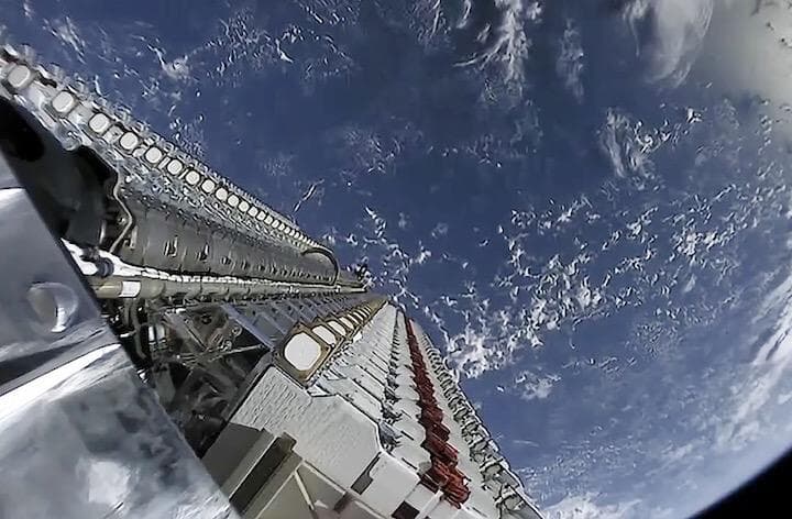 ロケットから分離前のスターリンク衛星　Credit: SPACEX