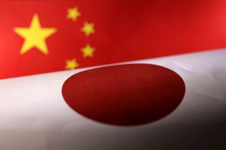 写真は日本と中国の国旗イメージ。2022年7月撮影。REUTERS/Dado Ruvic