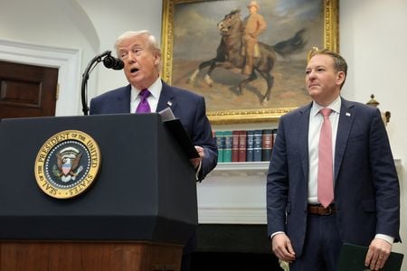 米ホワイトハウスで環境保護局（ＥＰＡ）ゼルディン長官ととともに発表を行うトランプ大統領。１２日撮影。REUTERS/Jonathan Ernst