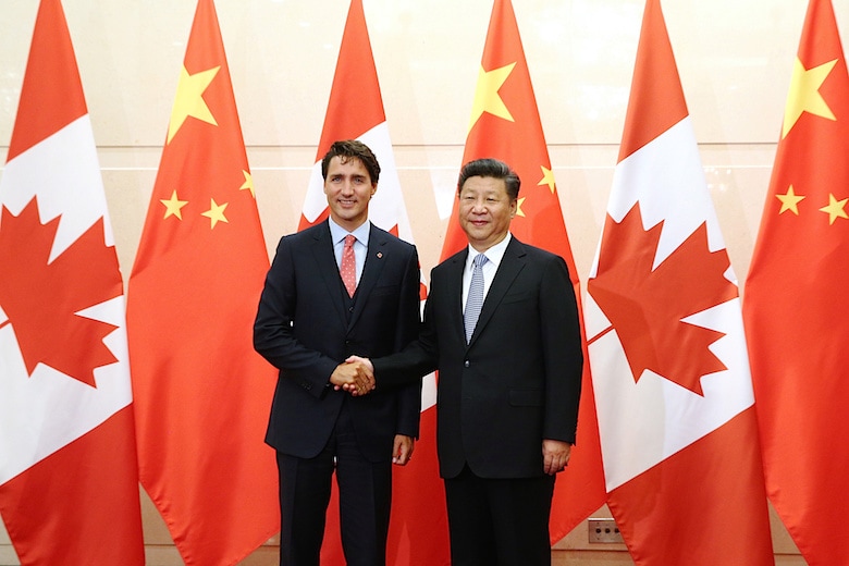 中国を訪問したカナダのトルドー首相は約１２億カナダドル（９億１５００万ドル）相当の契約を結んだ一方、中国首脳らとの会談で、人権擁護を訴えたと明らかにした。写真は首脳会談後に握手を交わす習近平主席とトルドー首相。REUTERS
