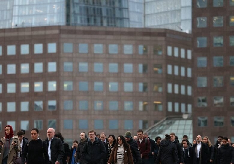 写真は朝のラッシュアワーの労働者。２０２５年１２月、ロンドンで撮影。REUTERS/Toby Melville