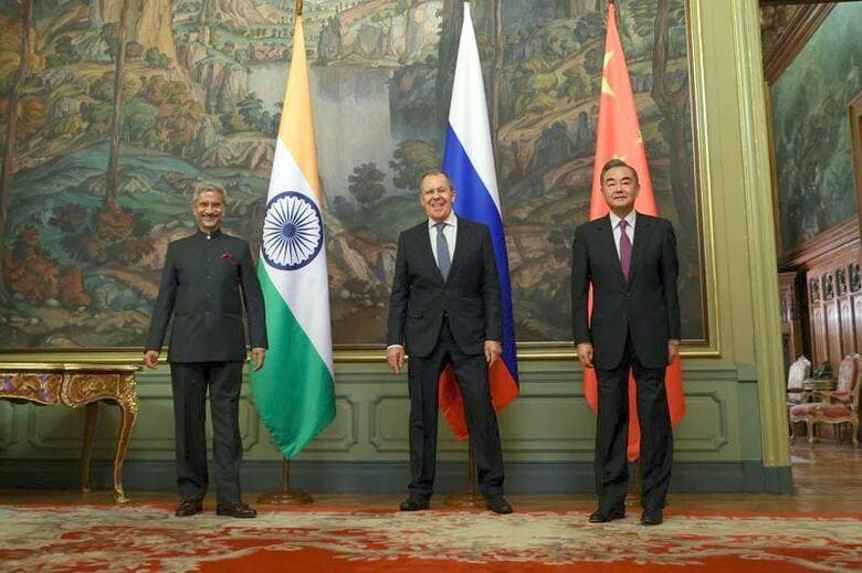 中国の王毅外相(写真・右)とインドのジャイシャンカル外相(同・左)は9月10日、モスクワで会談し、ヒマラヤの国境係争地帯での緊張緩和と、「平和と安定」の回復に向けた措置を取ることで合意した。 ロシア外務省提供(2020年　ロイター)
