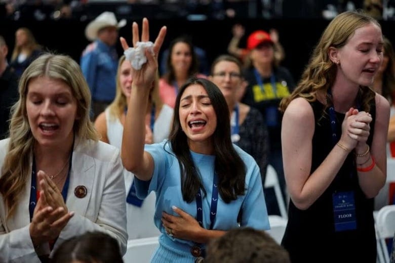 トランプ米政権は、射殺された保守系活動家チャーリー・カーク氏が築いた強力な「若年有権者動員マシン」の維持に躍起になっている。写真はカーク氏の追悼式に集まった女性ら。９月２１日、アリゾナ州グレンデールで撮影（２０２５年　ロイター/Daniel Cole）