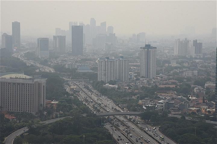 インドネシアのジョコ・ウィドド大統領は、同国の首都をカリマンタン島・東カリマンタン州のパンジャム・パサール・ウタラ地方北部とクタイ・カルタヌガラ地方の一部で構成する地域に移転すると発表した。写真はスモッグに覆われたジャカルタ市内（Antara Foto Agency/REUTERS）