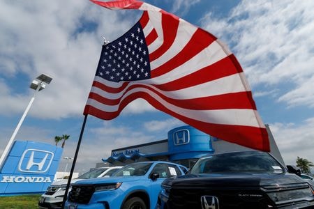 トランプ米大統領の関税強化による影響を軽減するため、企業に米国での事業拡大や工場建設を検討する動きがある。写真は３月、カリフォルニア州アーバインのホンダ販売店で撮影（２０２５年　ロイター/Mike Blake）