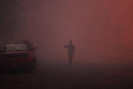 米カリフォルニア州ロサンゼルス近郊の高級住宅地で７日に発生した山火事は鎮火の気配を見せておらず、これまでに少なくとも２人が死亡、数百棟の建物が破壊された。写真はカリフォルニア州アルタデナで同日撮影（２０２５年　ロイター/David Swanson）