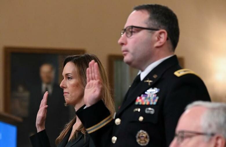 トランプ米大統領のウクライナ疑惑を巡る弾劾調査で、国家安全保障会議（NSC）でウクライナ問題を担当するビンドマン陸軍中佐（右）は19日、米大統領が選挙戦での対立候補の捜査を外国に要請したことは「不適切」だったとの認識を示した（2019年　ロイター/ERIN SCOTT）