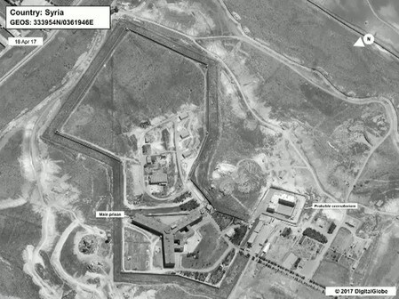 　５月１５日、米国務省はシリアのアサド政権が首都ダマスカス郊外にある軍の刑務所内に、大規模な火葬場を建設したとの見方を明らかにした。刑務所内で日常的に行われている大量処刑を隠ぺいする狙いがあるとみている。写真は火葬場が建設されたとするサイドナヤ刑務所を撮影した衛星写真。米国務省提供（２０１７年　ロイター）