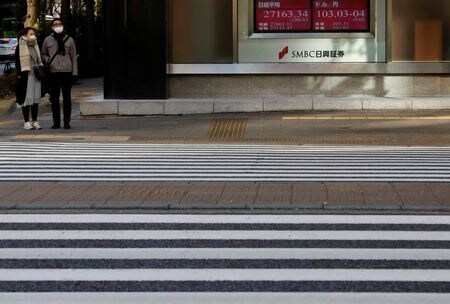 東京株式市場で日経平均は急落した。写真は、都内の証券会社前の風景。２０２１年１月４日に撮影。（２０２１年　ロイター／Kim Kyung-Hoon）